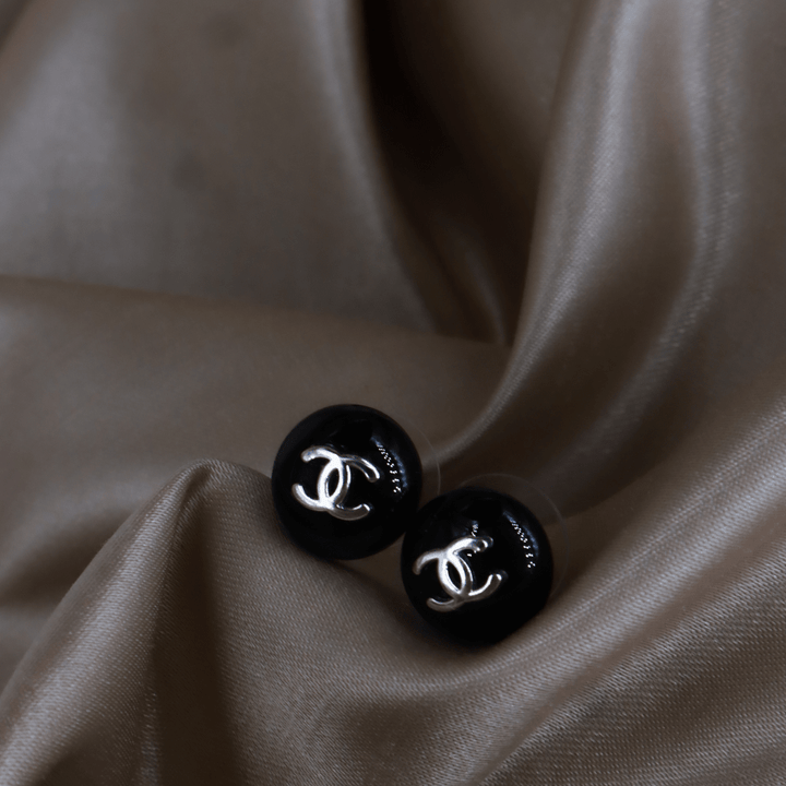 CHANEL1999 1999 黑色圓形CC耳環（99年 Button Stud款） - Vintasy耳環