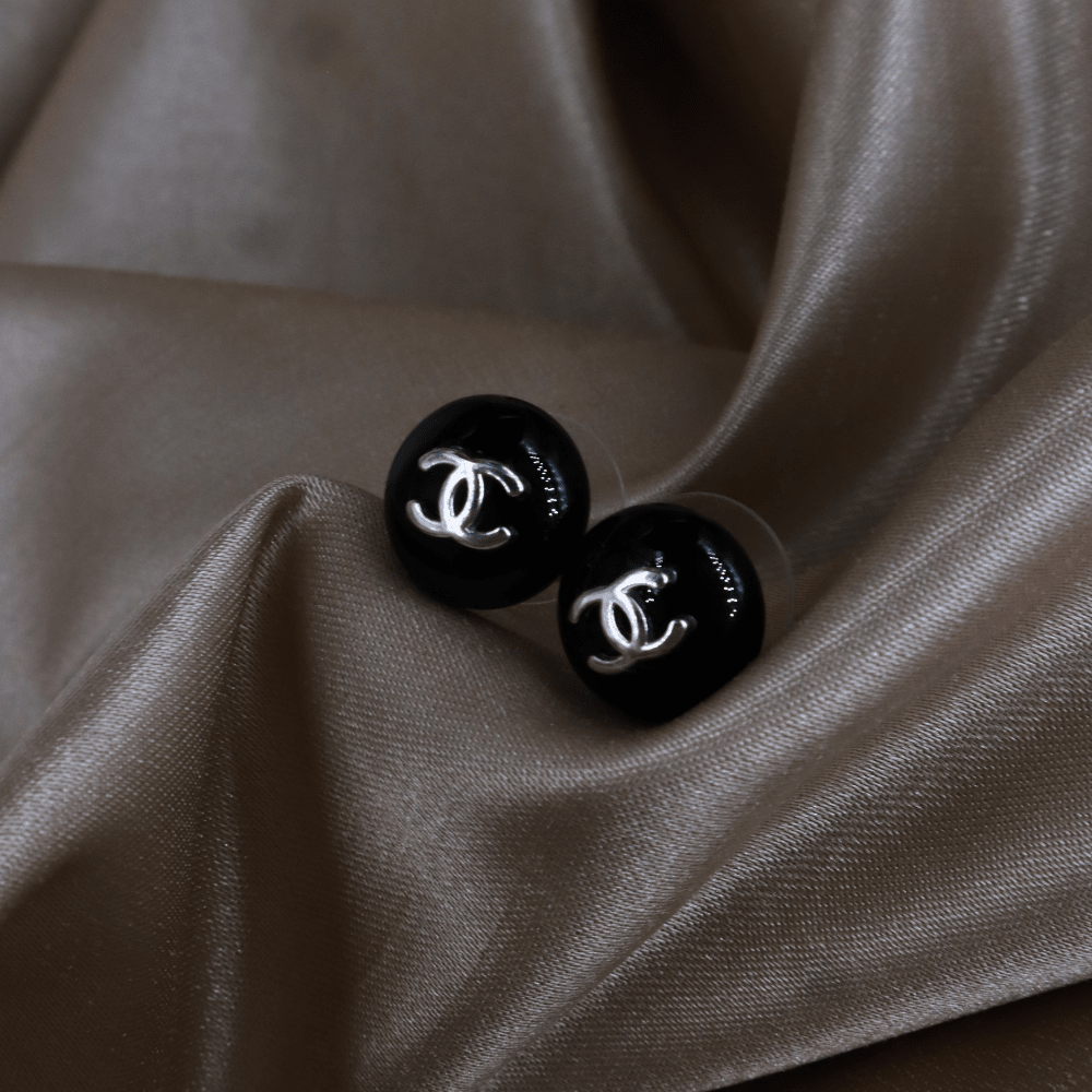 CHANEL1999 1999 黑色圓形CC耳環（99年 Button Stud款） - Vintasy耳環