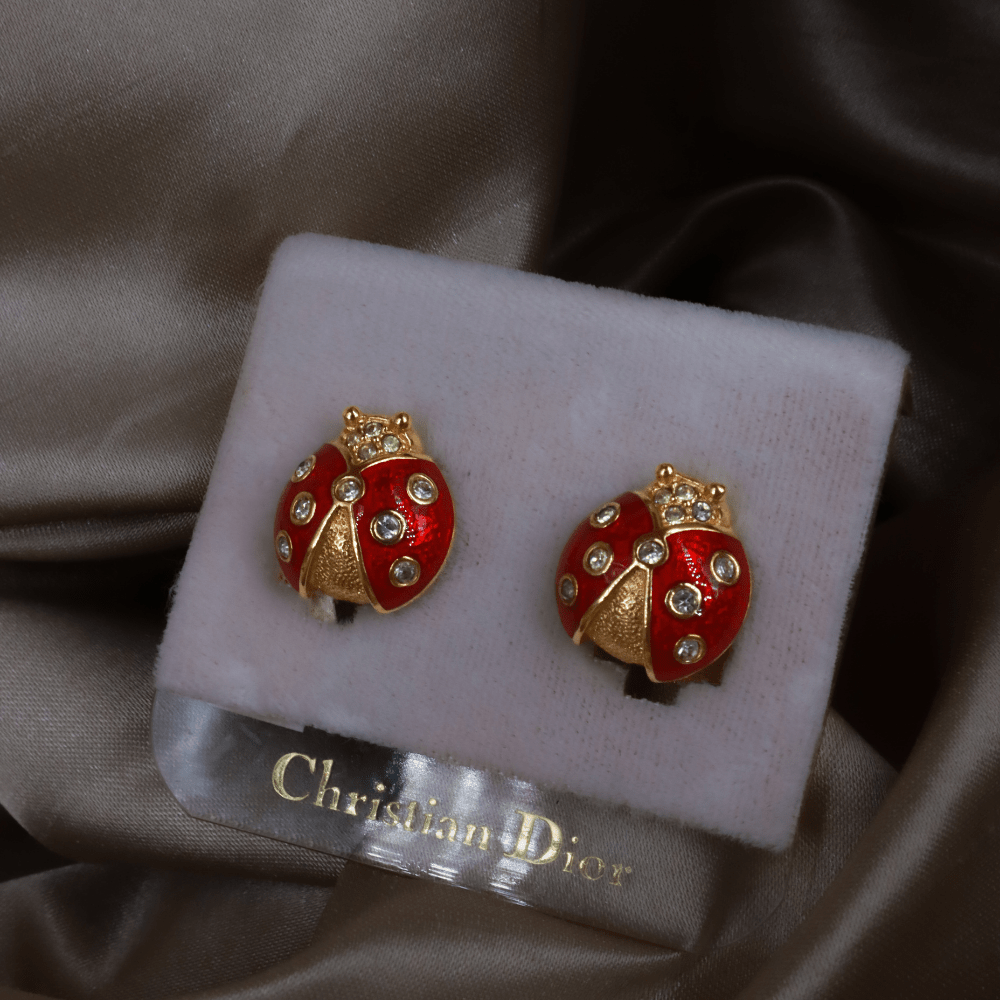 CHRISTIAN DIOR 豔紅水晶瓢蟲琺瑯耳夾｜1990年款式 - Vintasy