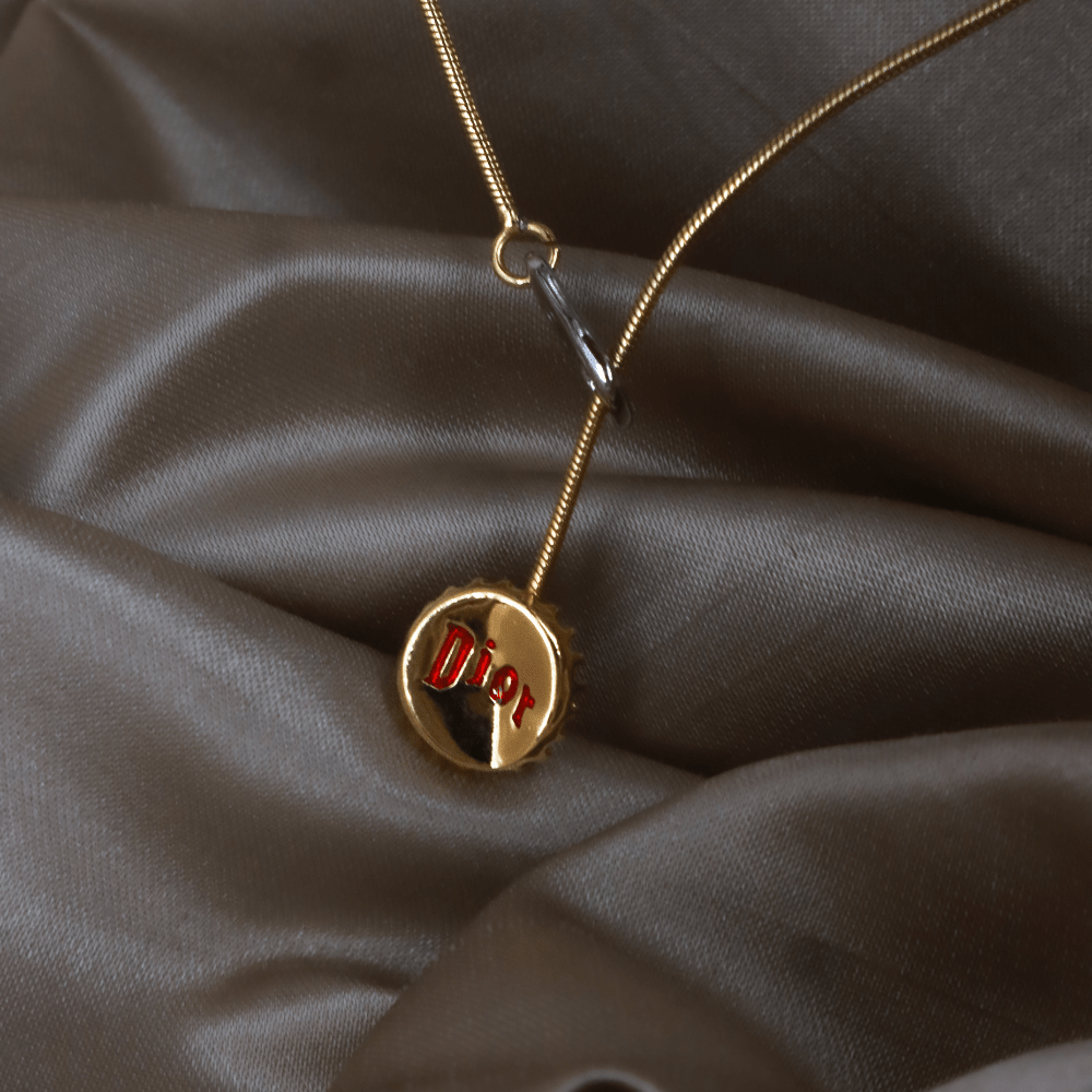 CHRISTIAN DIOR 金色瓶蓋吊墜項鏈（Bottle Cap Charm款）｜極罕未使用 連原盒 - Vintasy項鏈