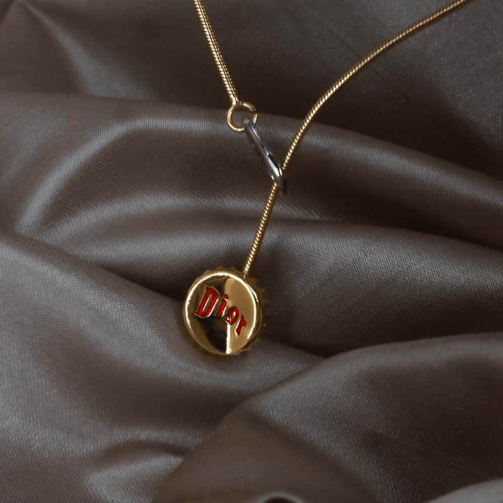 CHRISTIAN DIOR 金色瓶蓋吊墜項鏈（Bottle Cap Charm款）｜極罕未使用 連原盒 - Vintasy項鏈