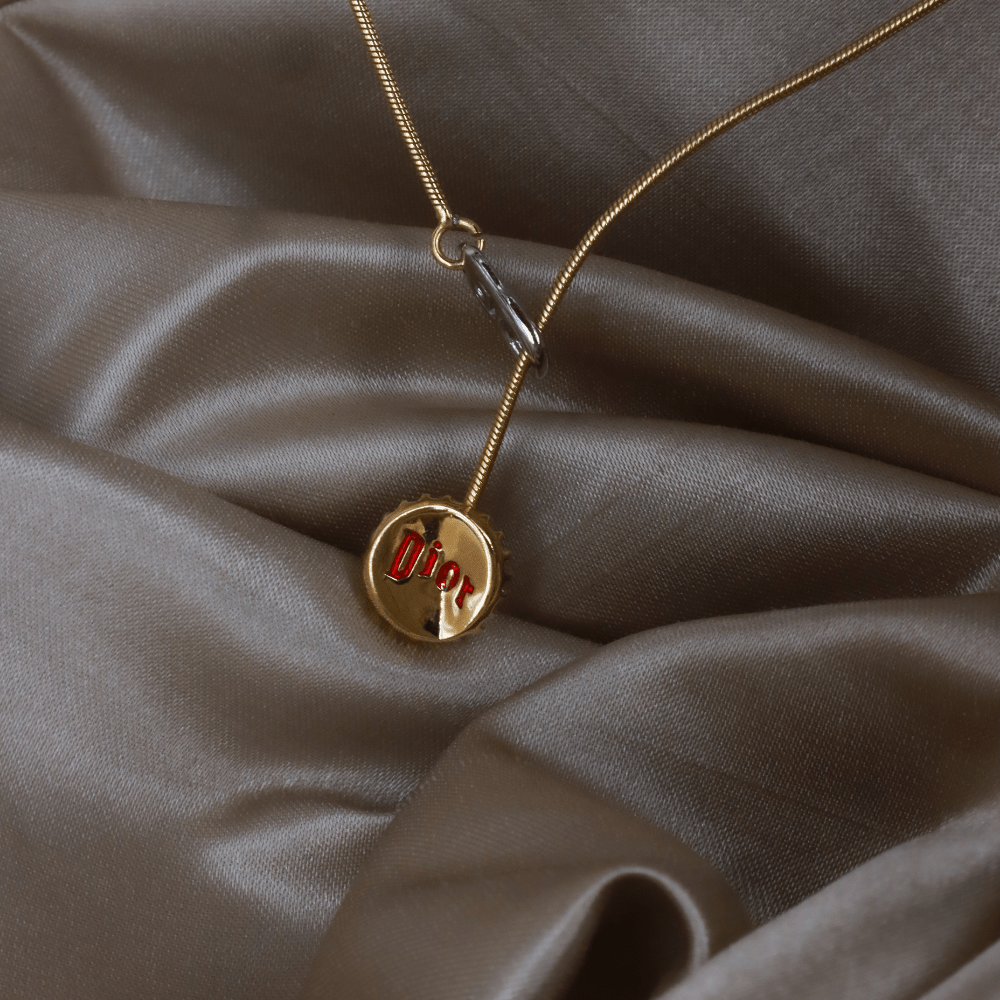 CHRISTIAN DIOR 金色瓶蓋吊墜項鏈（Bottle Cap Charm款）｜極罕未使用 連原盒 - Vintasy項鏈