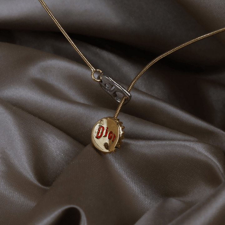 CHRISTIAN DIOR 金色瓶蓋吊墜項鏈（Bottle Cap Charm款）｜極罕未使用 連原盒 - Vintasy項鏈