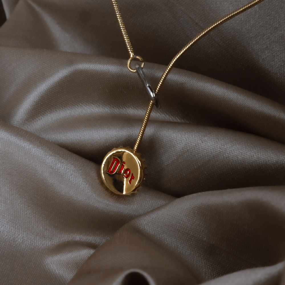 CHRISTIAN DIOR 金色瓶蓋吊墜項鏈（Bottle Cap Charm款）｜極罕未使用 連原盒 - Vintasy項鏈
