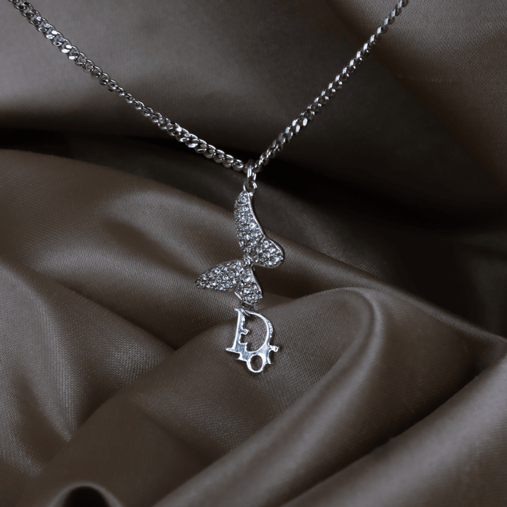 CHRISTIAN DIOR 銀色水鑽蝴蝶吊墜項鏈（Butterfly Dior Logo Pendant款）｜極罕未使用 連塵袋 - Vintasy項鏈