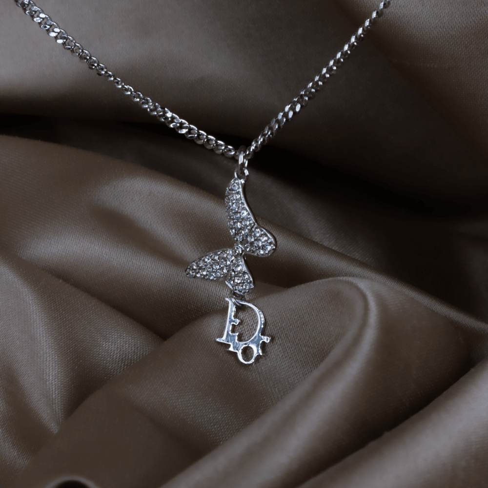 CHRISTIAN DIOR 銀色水鑽蝴蝶吊墜項鏈（Butterfly Dior Logo Pendant款）｜極罕未使用 連塵袋 - Vintasy項鏈