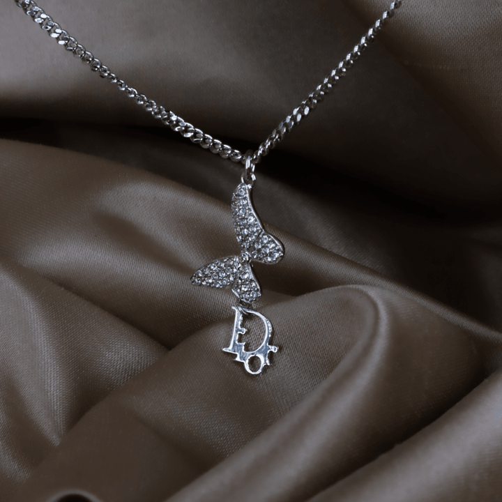 CHRISTIAN DIOR 銀色水鑽蝴蝶吊墜項鏈（Butterfly Dior Logo Pendant款）｜極罕未使用 連塵袋 - Vintasy項鏈