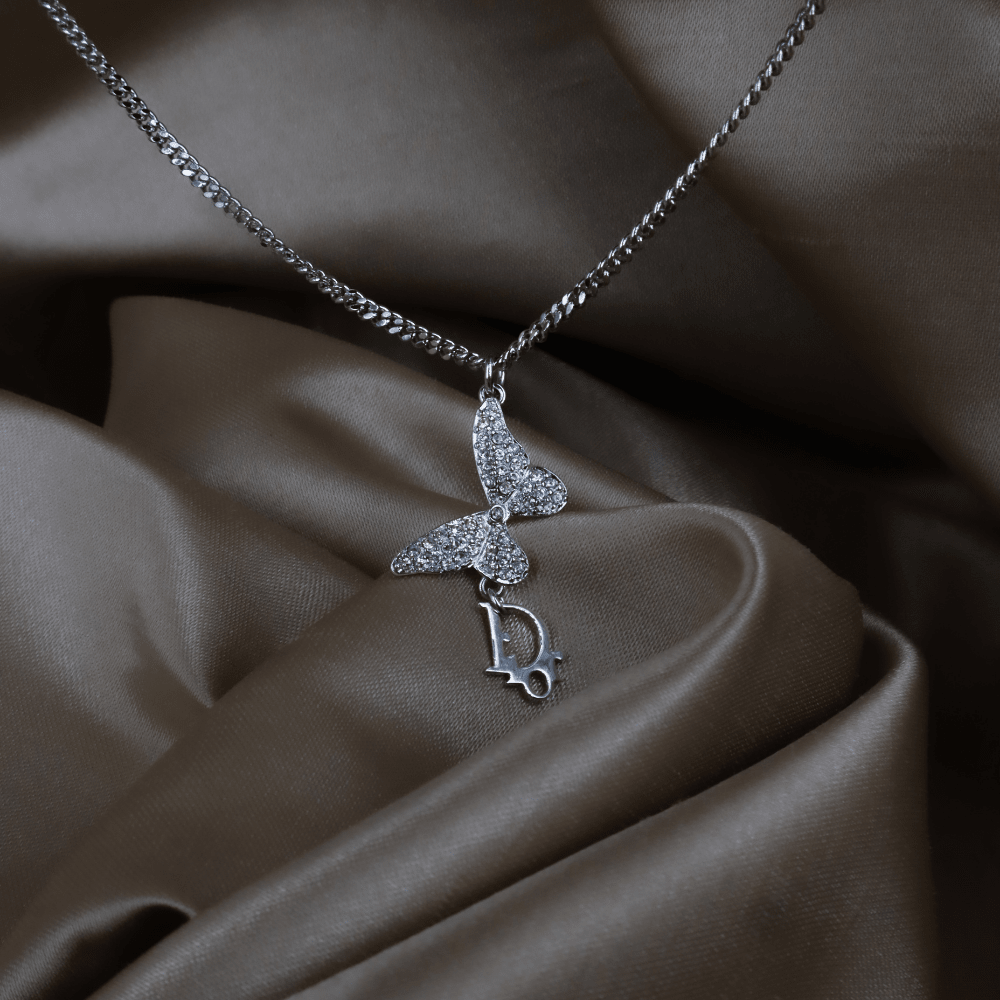 CHRISTIAN DIOR 銀色水鑽蝴蝶吊墜項鏈（Butterfly Dior Logo Pendant款）｜極罕未使用 連塵袋 - Vintasy項鏈