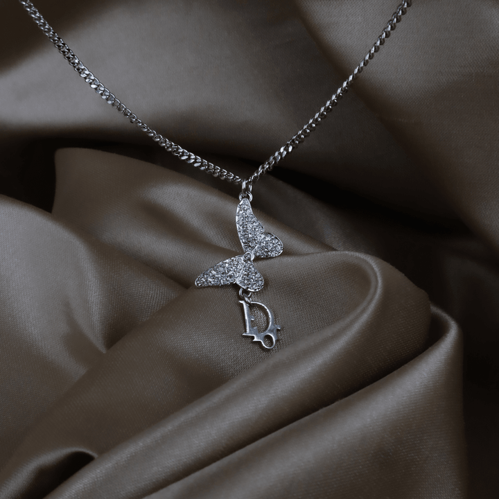 CHRISTIAN DIOR 銀色水鑽蝴蝶吊墜項鏈（Butterfly Dior Logo Pendant款）｜極罕未使用 連塵袋 - Vintasy項鏈