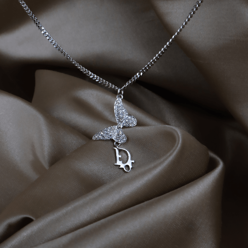 CHRISTIAN DIOR 銀色水鑽蝴蝶吊墜項鏈（Butterfly Dior Logo Pendant款）｜極罕未使用 連塵袋 - Vintasy項鏈