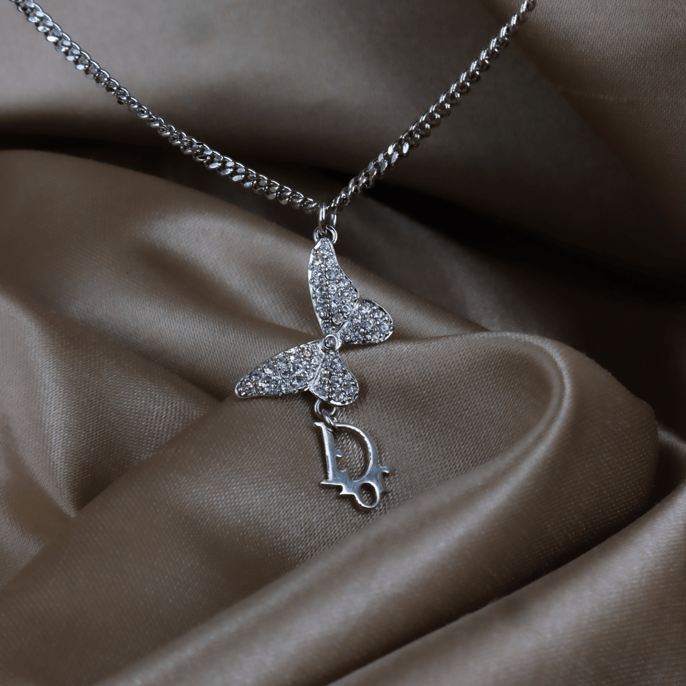 CHRISTIAN DIOR 銀色水鑽蝴蝶吊墜項鏈（Butterfly Dior Logo Pendant款）｜極罕未使用 連塵袋 - Vintasy項鏈