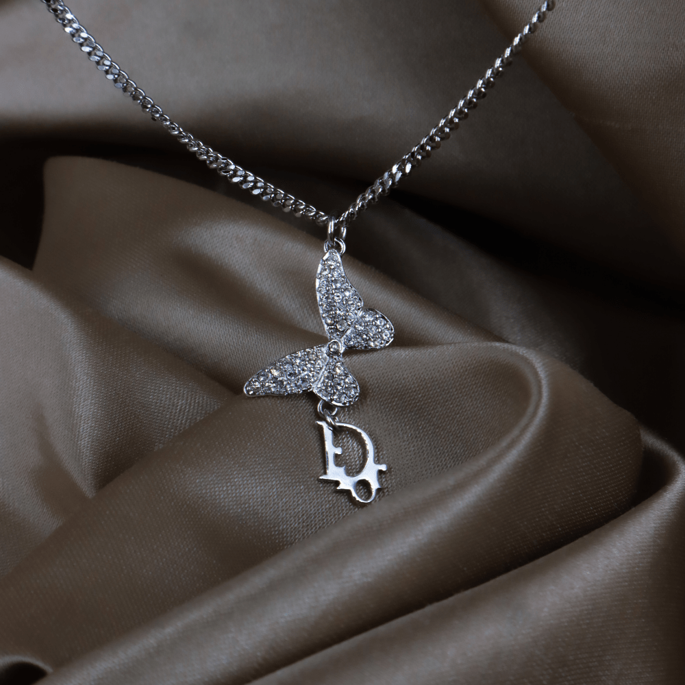 CHRISTIAN DIOR 銀色水鑽蝴蝶吊墜項鏈（Butterfly Dior Logo Pendant款）｜極罕未使用 連塵袋 - Vintasy項鏈