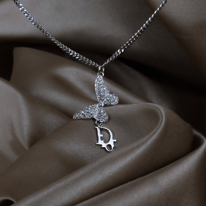 CHRISTIAN DIOR 銀色水鑽蝴蝶吊墜項鏈（Butterfly Dior Logo Pendant款）｜極罕未使用 連塵袋 - Vintasy項鏈