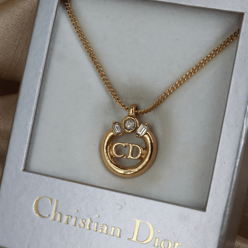 CHRISTIAN DIOR CD圓牌水晶吊墜項鏈 | 1990年代系列｜附原盒 未使用｜送禮必備 - Vintasy項鏈