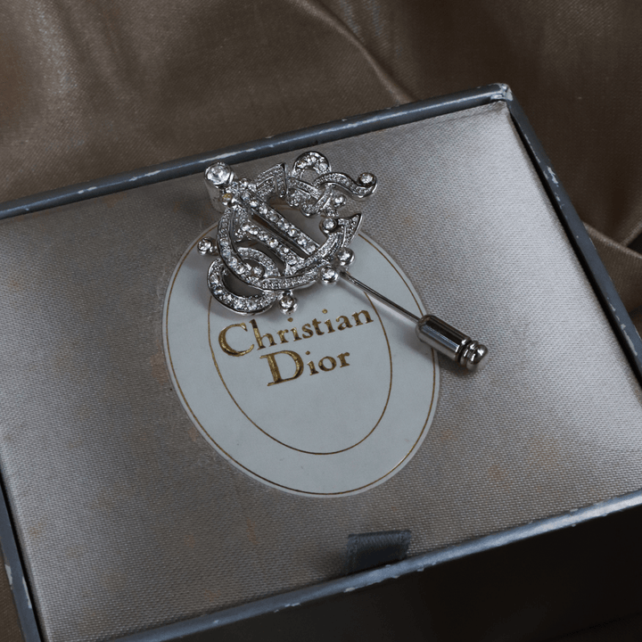 CHRISTIAN DIOR 銀色滿鑽CD字母馬車花押襟針｜未使用品 ｜1990年代 - Vintasy項鏈