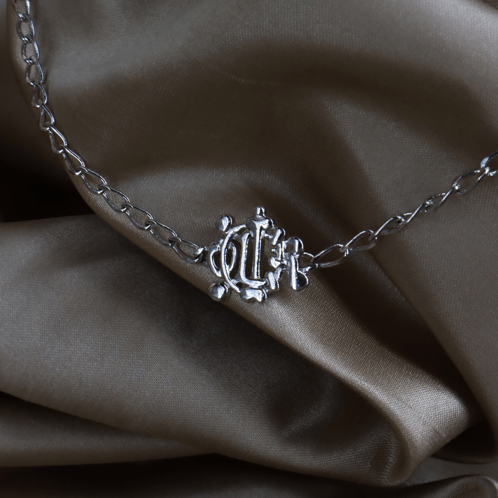 CHRISTIAN DIOR 銀色CD字母馬車花押徽章項鏈 ｜未使用品 ｜2000年代復古款 - Vintasy項鏈