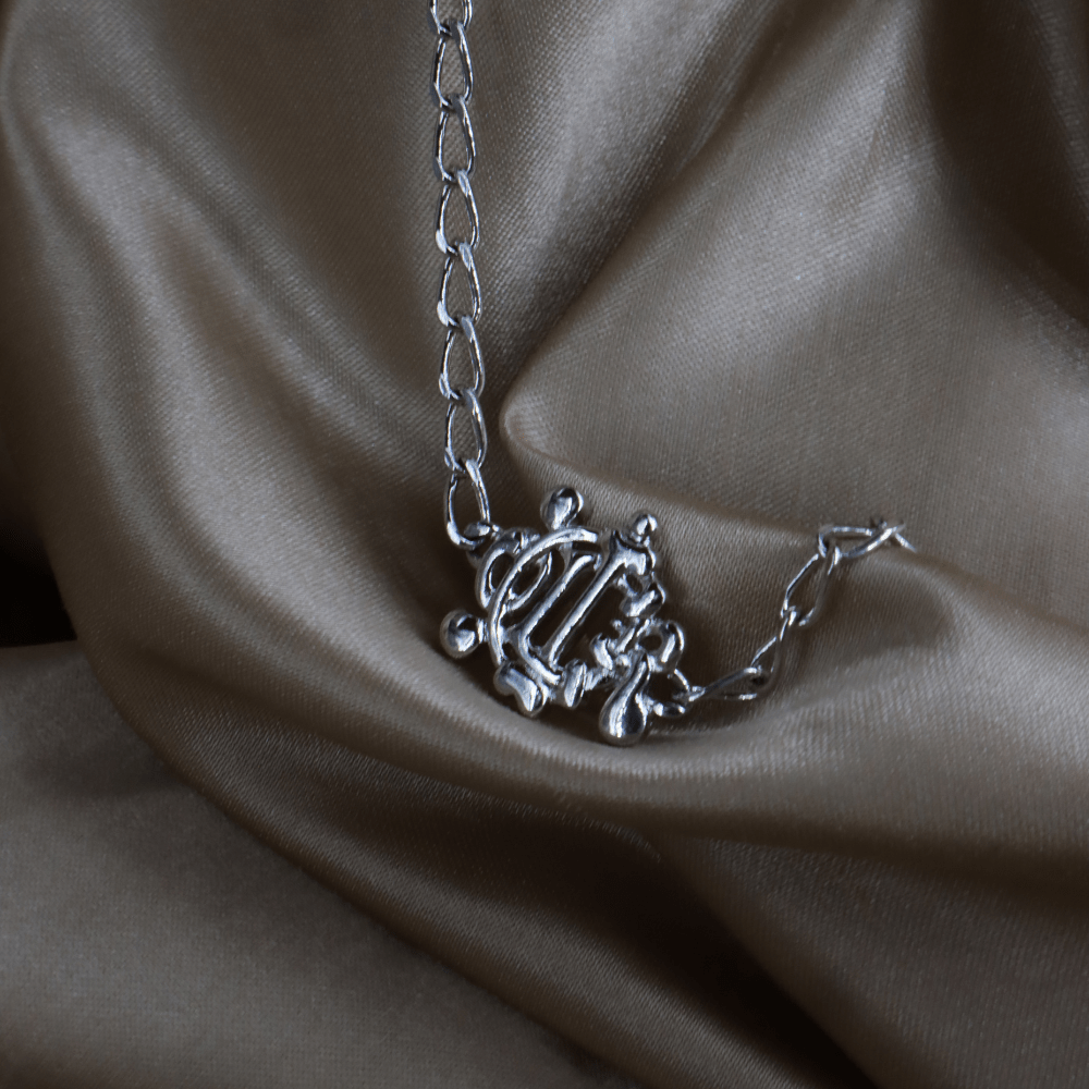 CHRISTIAN DIOR 銀色CD字母馬車花押徽章項鏈 ｜未使用品 ｜2000年代復古款 - Vintasy項鏈