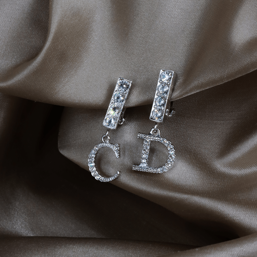 CHRISTIAN DIOR 不對稱 CD 水晶垂墜耳夾（銀色）｜2000年代 ｜｜VINTASY 中古美品 ｜ 香港最大型中古首飾收藏店｜ dior ｜ 耳環