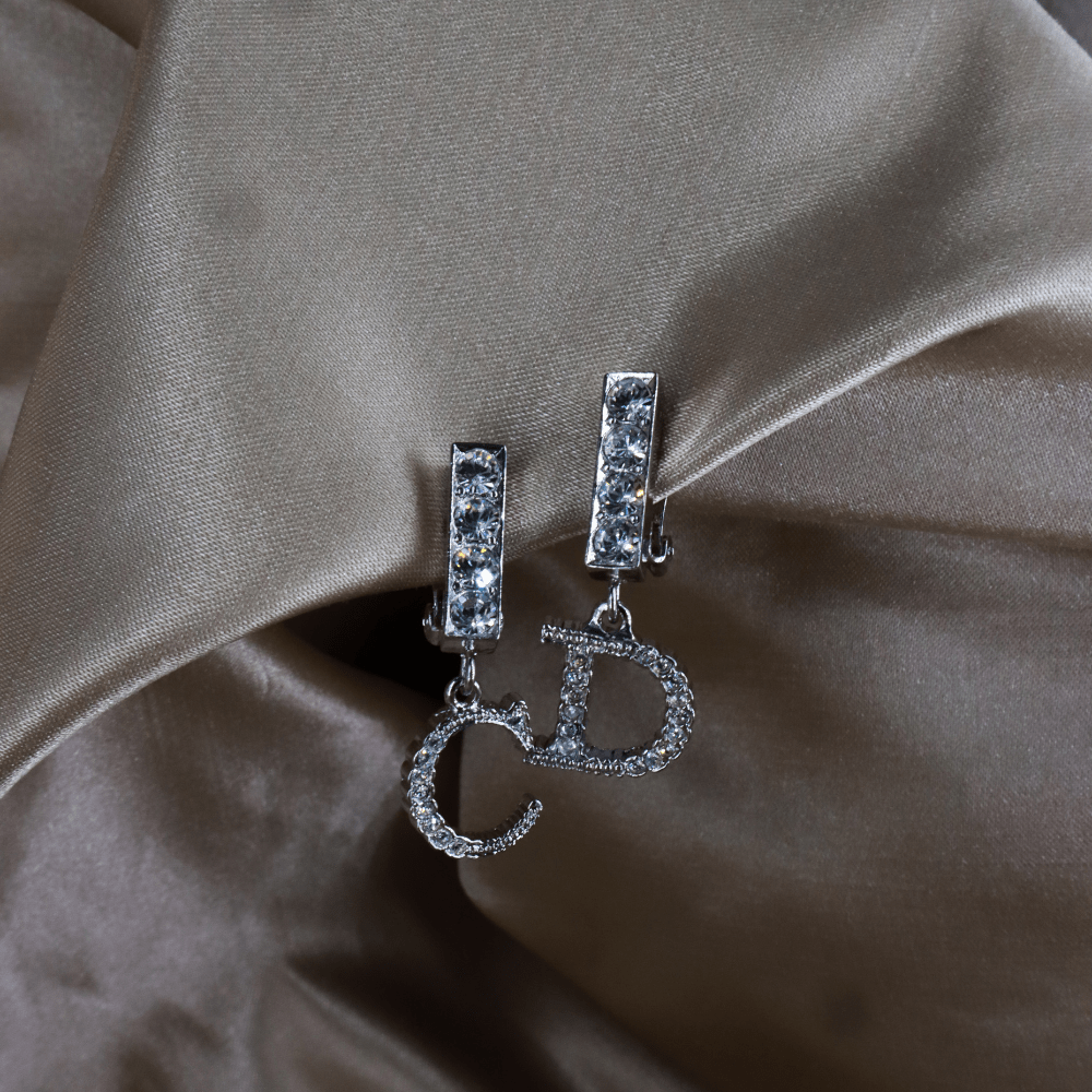 CHRISTIAN DIOR 不對稱 CD 水晶垂墜耳夾（銀色）｜2000年代 ｜｜VINTASY 中古美品 ｜ 香港最大型中古首飾收藏店｜ dior ｜ 耳環
