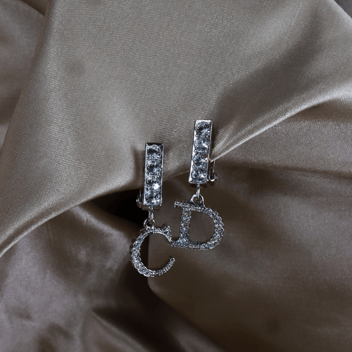 CHRISTIAN DIOR 不對稱 CD 水晶垂墜耳夾（銀色）｜2000年代 ｜｜VINTASY 中古美品 ｜ 香港最大型中古首飾收藏店｜ dior ｜ 耳環
