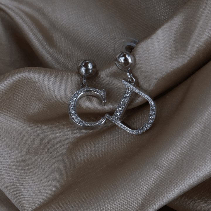 CHRISTIAN DIOR 銀色水鑽 CD Logo 垂墜耳環（Asymmetry Logo款） - Vintasy耳環