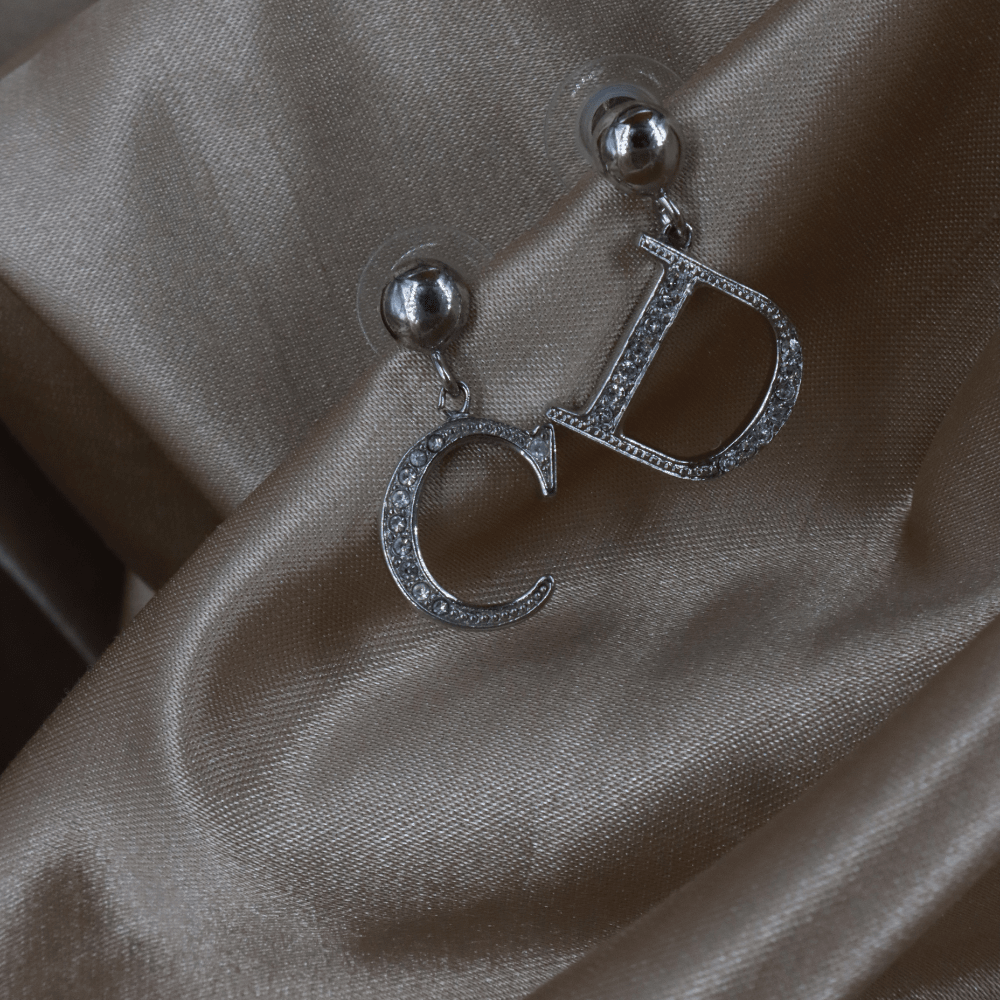 CHRISTIAN DIOR 銀色水鑽 CD Logo 垂墜耳環（Asymmetry Logo款） - Vintasy耳環