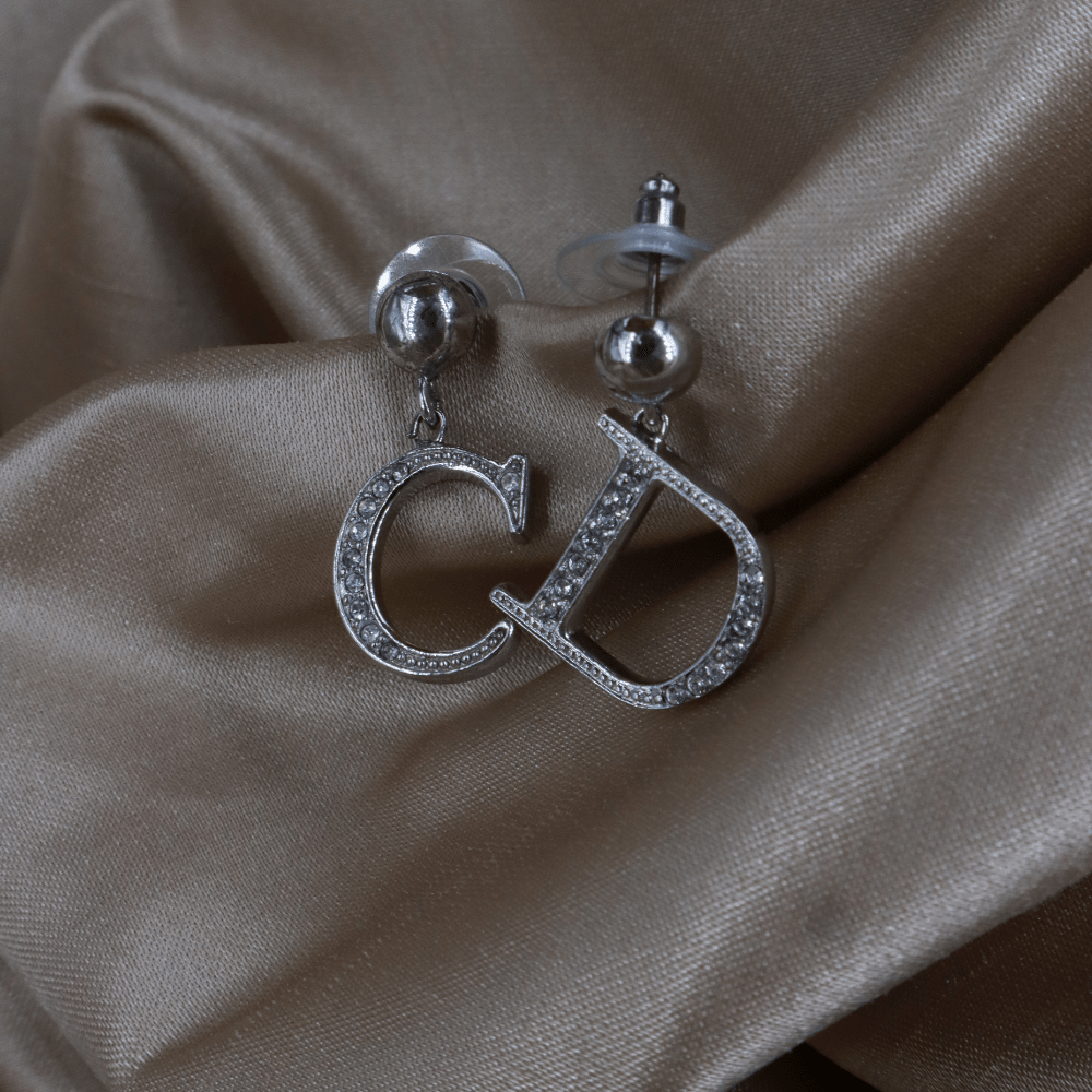 CHRISTIAN DIOR 銀色水鑽 CD Logo 垂墜耳環（Asymmetry Logo款） - Vintasy耳環