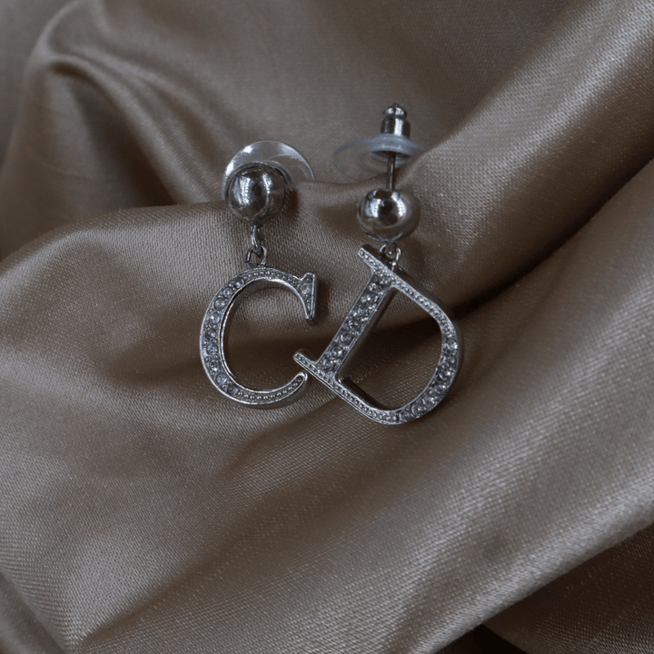 CHRISTIAN DIOR 銀色水鑽 CD Logo 垂墜耳環（Asymmetry Logo款） - Vintasy耳環