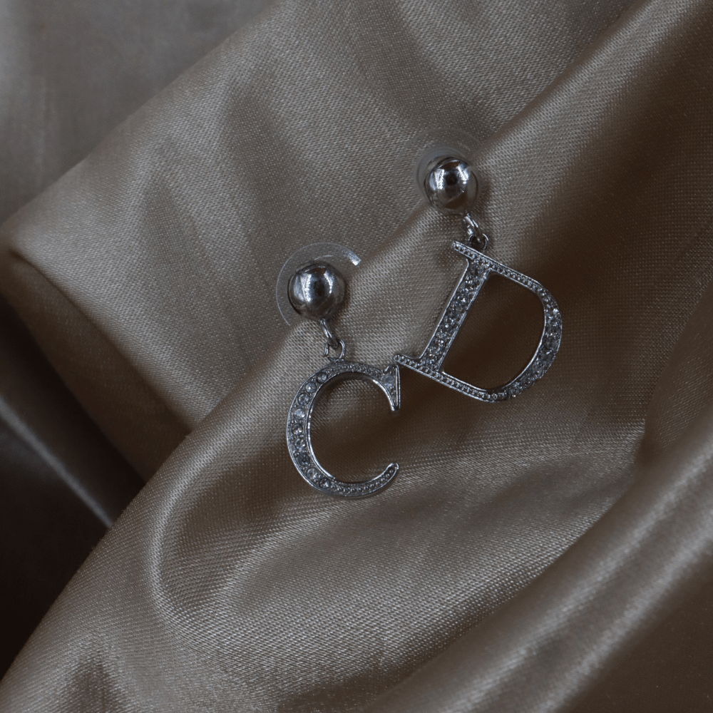 CHRISTIAN DIOR 銀色水鑽 CD Logo 垂墜耳環（Asymmetry Logo款） - Vintasy耳環