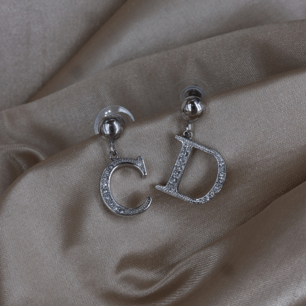 CHRISTIAN DIOR 銀色水鑽 CD Logo 垂墜耳環（Asymmetry Logo款） - Vintasy耳環