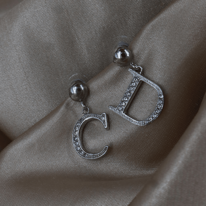 CHRISTIAN DIOR 銀色水鑽 CD Logo 垂墜耳環（Asymmetry Logo款） - Vintasy耳環