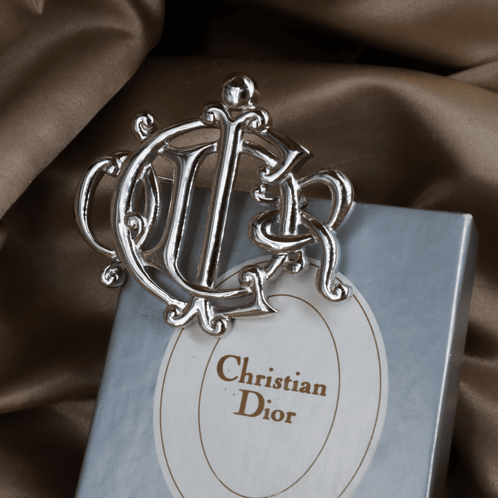 CHRISTIAN DIOR CD Logo 銀色花押胸針 - Vintasy
