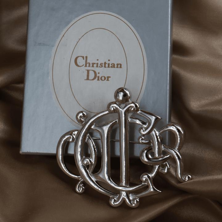 CHRISTIAN DIOR CD Logo 銀色花押胸針 - Vintasy