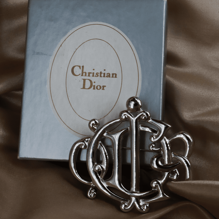 CHRISTIAN DIOR CD Logo 銀色花押胸針 - Vintasy