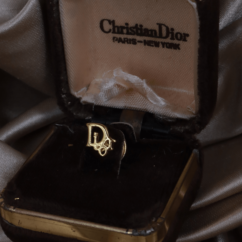 CHRISTIAN DIOR 金色CD Logo迷你胸針（Paris–New York Vintage Pin款） - Vintasy扣針