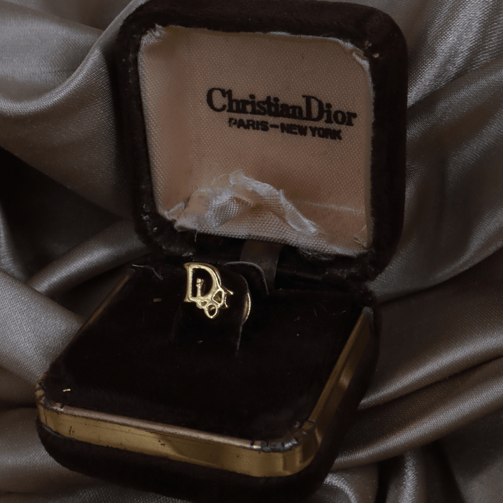 CHRISTIAN DIOR 金色CD Logo迷你胸針（Paris–New York Vintage Pin款） - Vintasy扣針