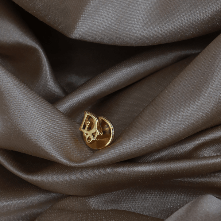 CHRISTIAN DIOR 金色CD Logo迷你胸針（Paris–New York Vintage Pin款） - Vintasy扣針