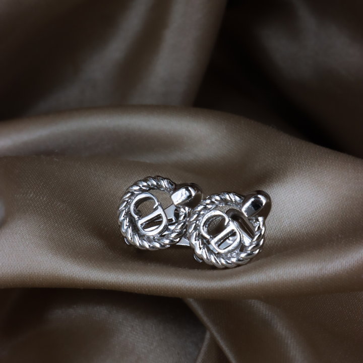 CHRISTIAN DIOR CD 麻花圓框耳夾 銀色實物斜角展示
