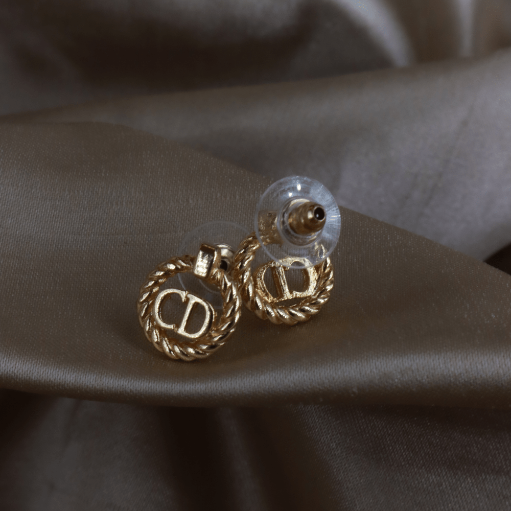 CHRISTIAN DIOR CD 繩紋圓章金色耳釘 - Vintasy手鏈