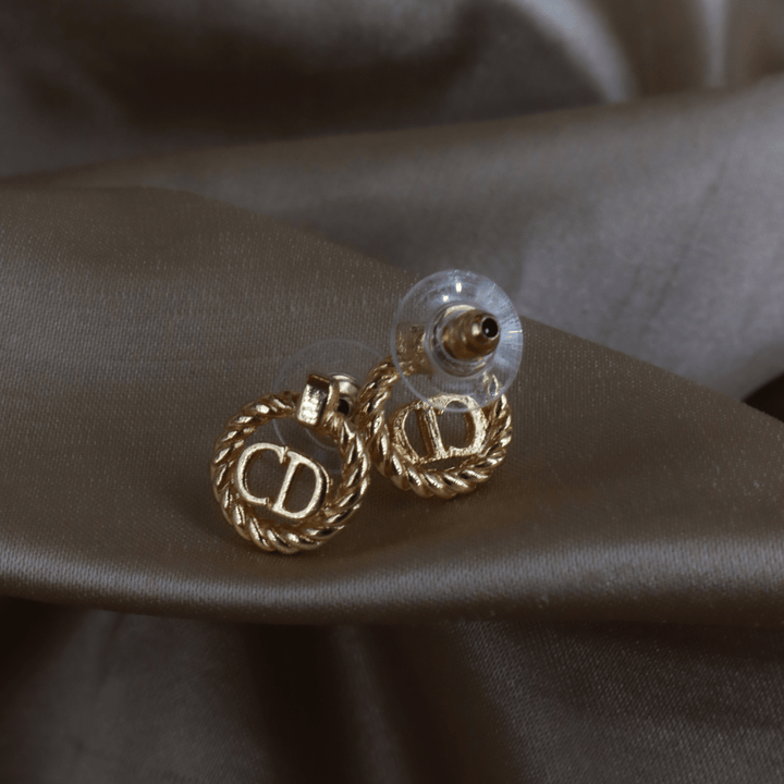 CHRISTIAN DIOR CD 繩紋圓章金色耳釘 - Vintasy手鏈