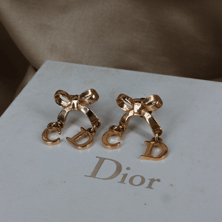 CHRISTIAN DIOR 玫瑰金蝴蝶結CD吊墜耳環 ｜附原盒 未使用 - Vintasy