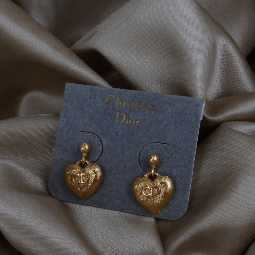 CHRISTIAN DIOR 金色錘紋 CD 愛心耳環 - Vintasy