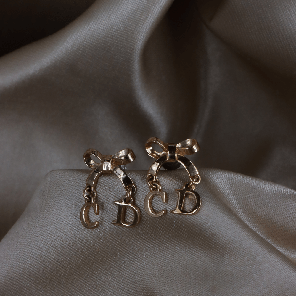 CHRISTIAN DIOR 玫瑰金蝴蝶結CD吊墜耳環 ｜附原盒 未使用 - Vintasy