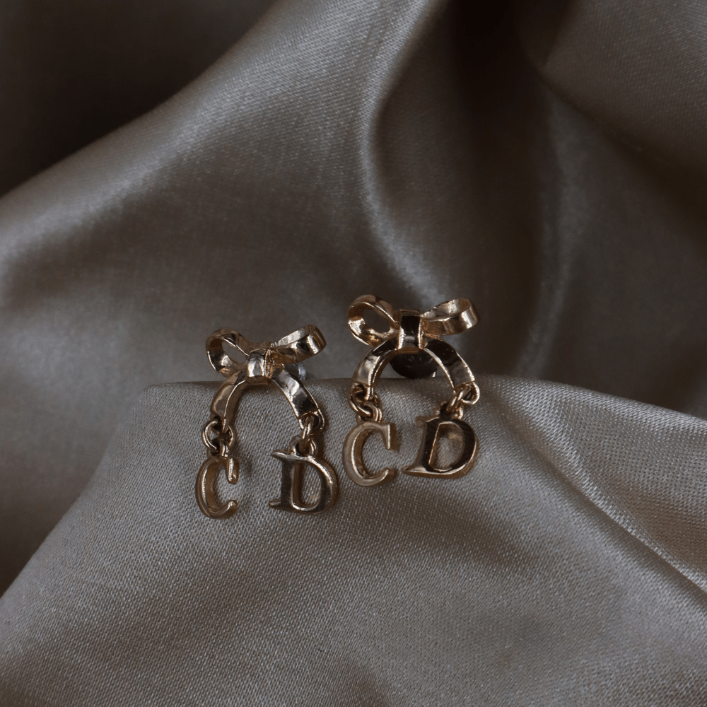 CHRISTIAN DIOR 玫瑰金蝴蝶結CD吊墜耳環 ｜附原盒 未使用 - Vintasy
