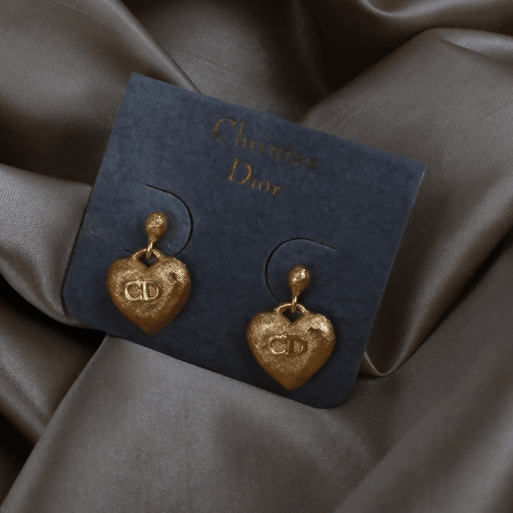 CHRISTIAN DIOR 金色錘紋 CD 愛心耳環 - Vintasy