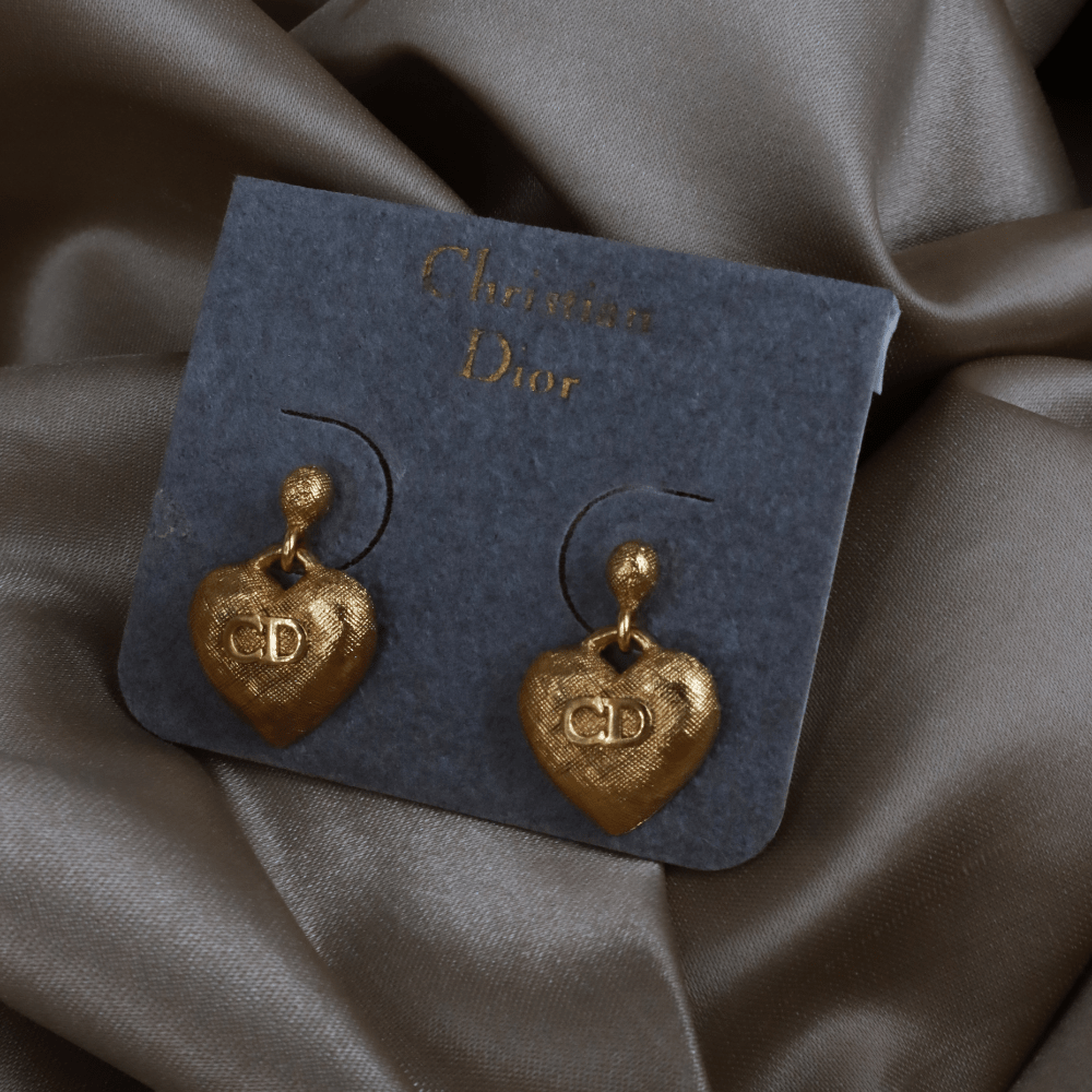 CHRISTIAN DIOR 金色錘紋 CD 愛心耳環 - Vintasy