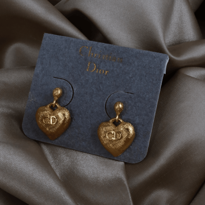 CHRISTIAN DIOR 金色錘紋 CD 愛心耳環 - Vintasy