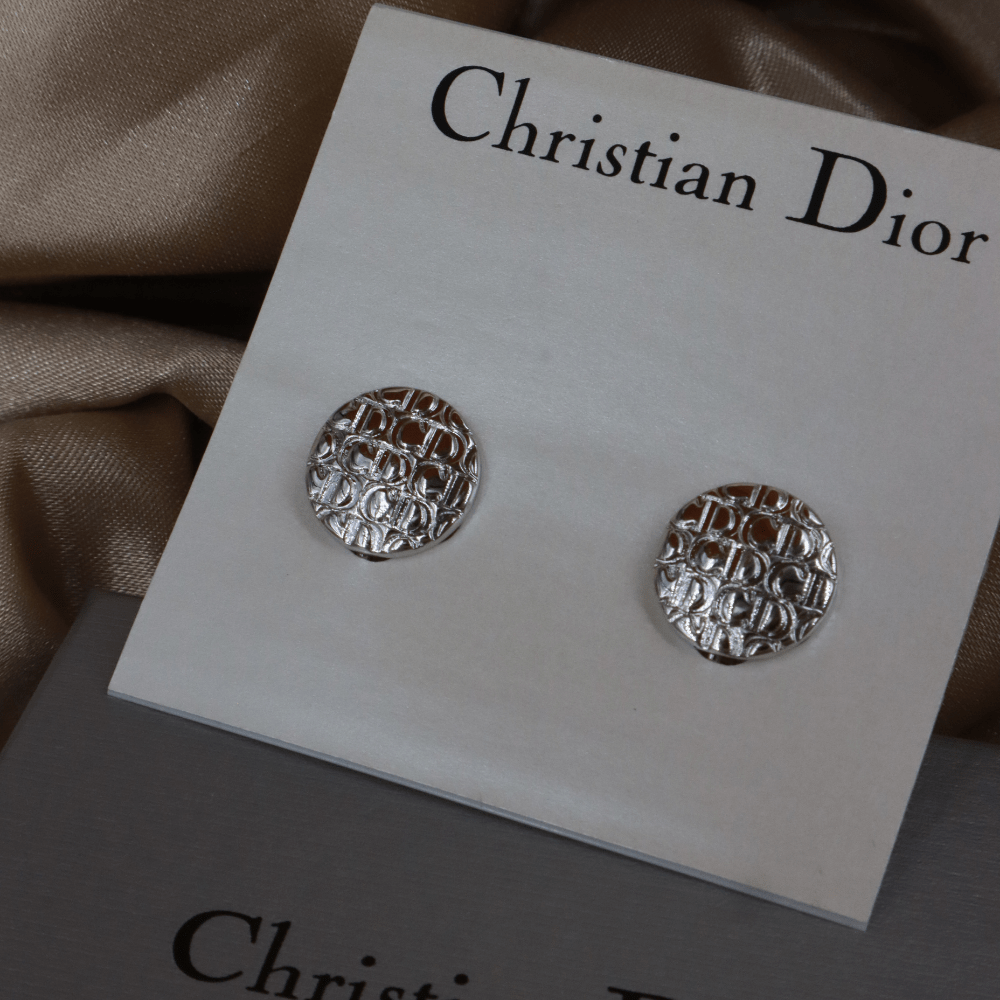 CHRISTIAN DIOR 立體CD壓紋圓形銀色耳夾｜2000年款 - Vintasy手鏈