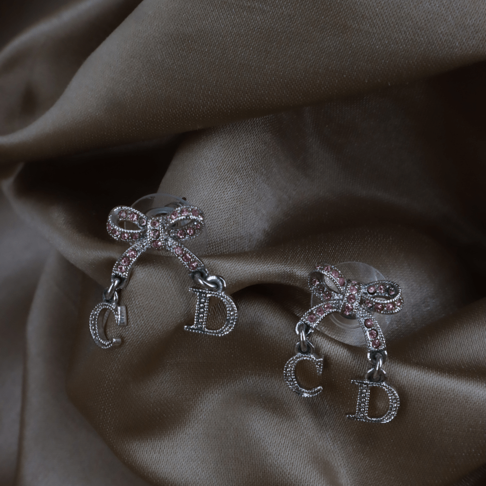 CHRISTIAN DIOR 粉紅蝴蝶結CD吊墜耳環 - Vintasy