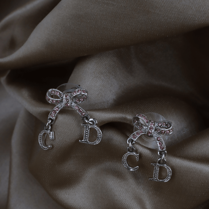 CHRISTIAN DIOR 粉紅蝴蝶結CD吊墜耳環 - Vintasy